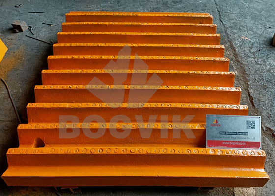 Cubiertas para trituradores de mandíbulas Mn22Cr2 con inserción de carburo de titanio Placa de mandíbula fija y móvil Duración de vida más larga